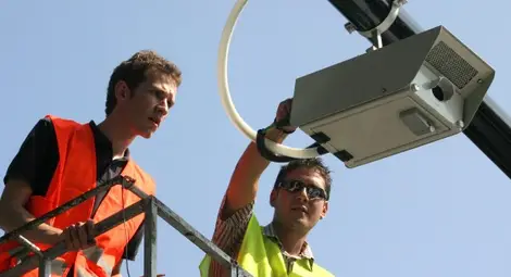 Камери в бежански центрове, хостели и джамията Баня Баши