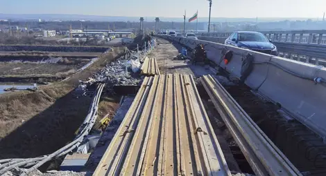 Премахната е старата настилка, парапетът и осветлението в платното за Румъния на Дунав мост при Русе