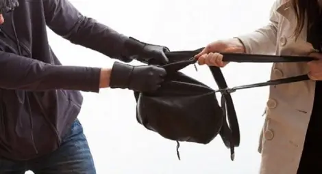 Двама бивши затворници задържани за грабеж на възрастна жена