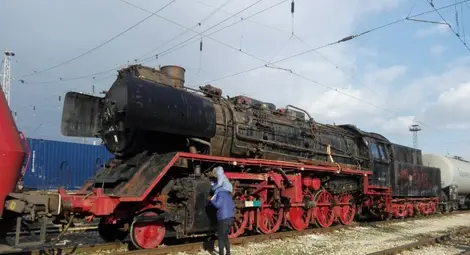 Баща вдигна детето си на рамене, за да докосне локомотива.           Снимка: Димитър ДРАГАНОВ