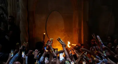 Благодатният огън слезе в Йерусалим Благодатният огън слезе в Йерусалим
