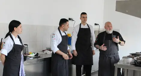 Гости от Culinary Arts Institute показаха тънкости на професията на бъдещи колеги от Гимназията по туризъм в Русе Гости от Culinary Arts Institute показаха тънкости на професията на бъдещи колеги от Гимназията по туризъм в Русе