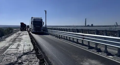 Започна подмяната на стоманобетонните пътни панели в 320-метров участък в посока Румъния на Дунав мост при Русе Започна подмяната на стоманобетонните пътни панели в 320-метров участък в посока Румъния на Дунав мост при Русе