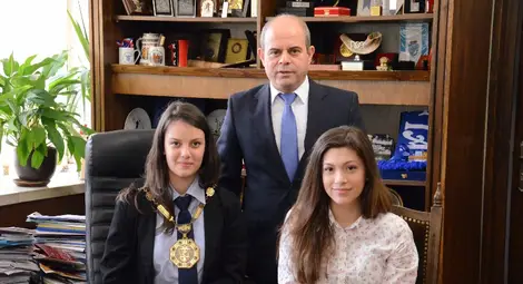 Ивона и Лора заместиха Стоилов за един ден