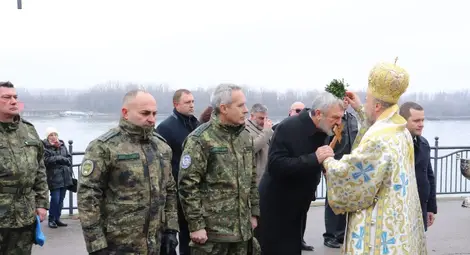Тържествен богоявленски водосвет на бойните знамена бе извършен днес в Русе