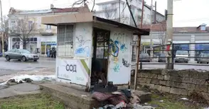 Бездомник кара зимата в изоставена кабинка