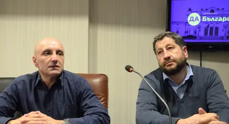 Лидерът на партията Христо Иванов /вдясно и председателят на местната структура Младен Минков.  Снимка: Красимир СТОЯНОВ