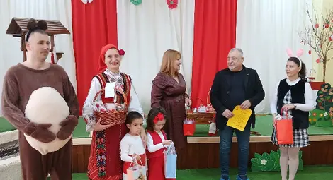 Шеста поредна година децата от ДГ "Русалка" в Русе даряват ръчно изработени мартенички на Комплексния онкологичен център