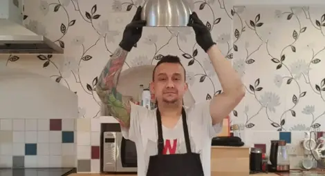 Прeслав Пенев си почива от дебита и кредита, като бърка гурме сладкиши