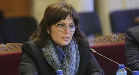 Медицинска сестра в университетска болница е получавала 10 хил. лв. заплата, съобщи министър Сербезова