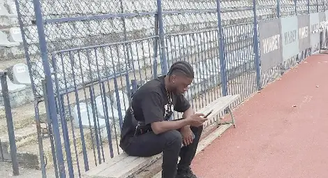 Конгоанецът бе в понеделник на Градския стадион, за да изгледа мача между „Дунав“ и „Септември“ /Сф/. Снимка: Георги ХРИСТОВ Конгоанецът бе в понеделник на Градския стадион, за да изгледа мача между „Дунав“ и „Септември“ /Сф/. Снимка: Георги ХРИСТОВ