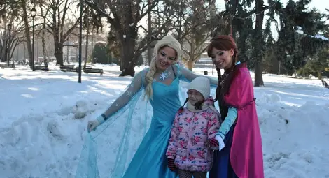 Другата атракция във вчерашния ден бяха Елза и Анна от „Замръзналото кралство“, с които бързаха да се снимат всички деца. Снимка: Община Русе Другата атракция във вчерашния ден бяха Елза и Анна от „Замръзналото кралство“, с които бързаха да се снимат всички деца. Снимка: Община Русе