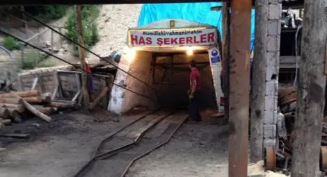 Експлозия и 30 миньори затрупани турска мина