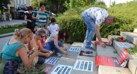 Черни балони като символ на загиналите във войната на пътя полетяха над Русе