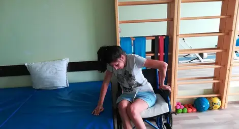 Ива вече брои минутите, в които успява да се задържи на крака