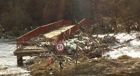 Сметище се образува на мост на р. Струма край Невестино