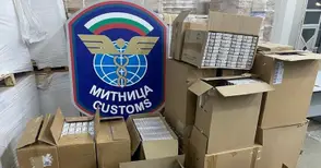 Скрити в пода на автомобил 2490 кутии цигари за Германия хванати на Дунав мост