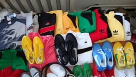 Стотици чифтове фалшиви анцузи и маратонки хванати на пазара