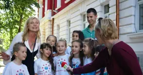 Звезди и звездички пеят и танцуват на празника на „Сърца без граници“