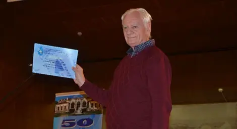 Николай Василев с наградата от фестивала.