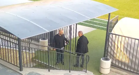 Двама от тримата съдружници се запознаха с клубната база и с играчите по време на вчерашната тренировка. Снимка: Авторът Двама от тримата съдружници се запознаха с клубната база и с играчите по време на вчерашната тренировка. Снимка: Авторът