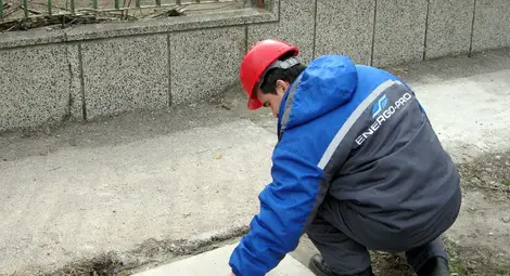 „Енерго-Про“ смени повредени капаци на шахти с полимер-бетон „Енерго-Про“ смени повредени капаци на шахти с полимер-бетон