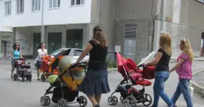 Собственик на книжарница забранил влизането на майки с колички