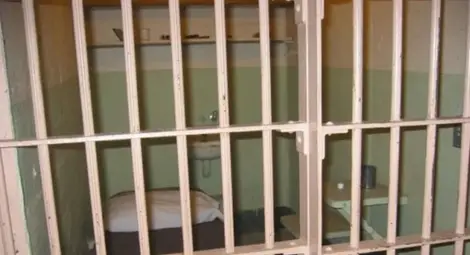 Грабител на близо 5000 лева с постоянен арест, докато лежи с два счупени крака