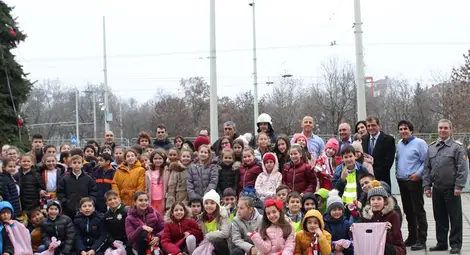 Малки полицаи пяха и танцуваха на тържество &bdquo;Да правим добро&ldquo;