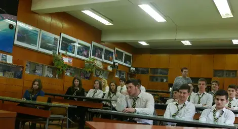 Запознават гимназисти с именити български физици и химици