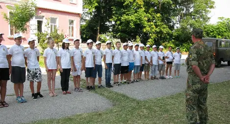 Деца разпънаха офицерски и войнишки  палатки в двора на Военния клуб в Русе