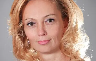 Сблъсък с такси, рок клуб и &bdquo;Бенгей&ldquo; свързват Луиза Попова със съпруга й