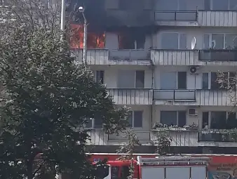 Евакуираха цял вход на блок &bdquo;Вяра&ldquo; заради запален от баща и син пожар