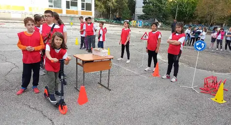 Състезание "Спазвам правилата за безопасно движение" в русенското училище "Възраждане" /галерия/