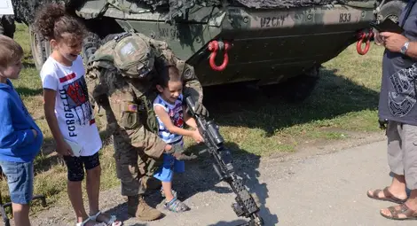 Изложението на бойни машини предислоцирано без предупреждение