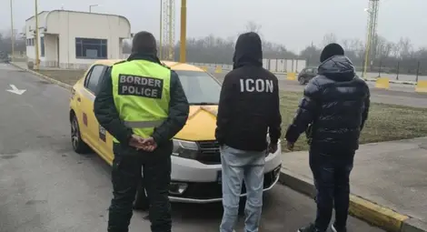 Над 43 000 лева от телефонна измама в дамски чорап открити у плевенчанин в румънско такси