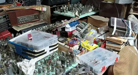 Лампов приемник на картон носи първата награда на Любо, който днес има радио музей