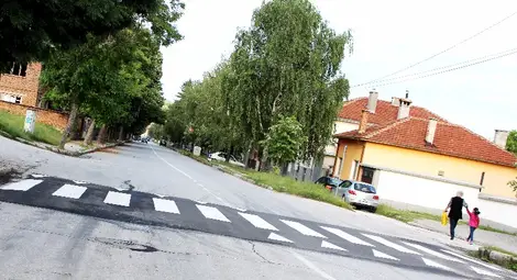 Слагат легнали полицаи по централната улица в Ценово