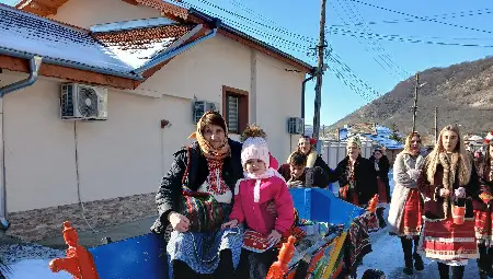 Писана каручка, къпане за здраве и прекадяване с  тамян на ръжен &ndash; Сваленик отпразнува Бабинден