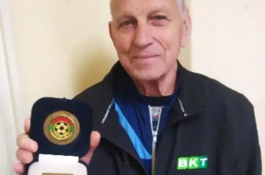 Железния войник със Златната значка на БФС, връчена му от Иван Славков по повод 60-ия му рожден ден.