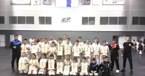 Младите каратисти на „Ипон“ с купа „Шумен“