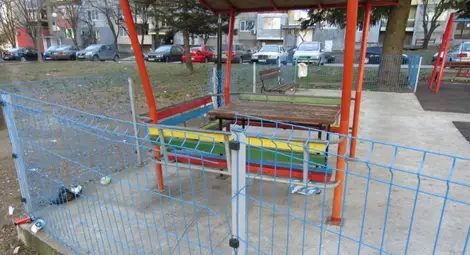 Вандалска компания опитала да запали детска беседка в &bdquo;Дружба&ldquo;