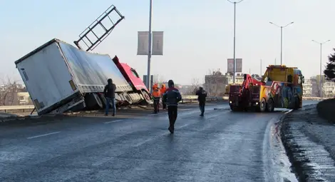 Обърнат румънски ТИР затвори движението към Дунав мост в Русе