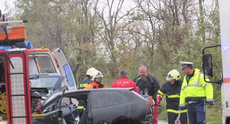 Трима пострадаха в челен удар след безумно изпреварване
