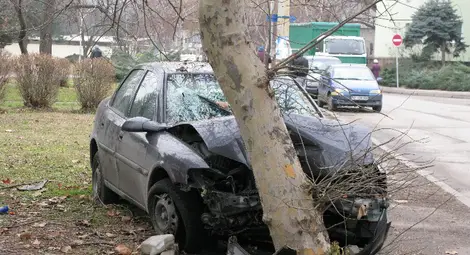 Катастрофирала кола четвърти ден не мърда от мястото на удара Катастрофирала кола четвърти ден не мърда от мястото на удара