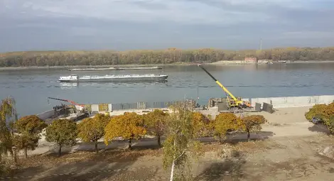 Слагат и последния ред бетонни кубове на кейовата стена Слагат и последния ред бетонни кубове на кейовата стена