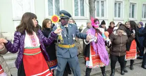 С хоро на площада Басарбово отпразнува Бабинден