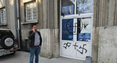 Грозното лице на кампанията: Офисът на &bdquo;Републиканци за България&ldquo; осъмна с черни свастики