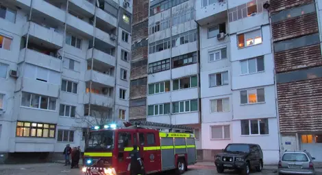 Пожар изкара на улицата цял вход в &bdquo;Чародейка&ldquo;