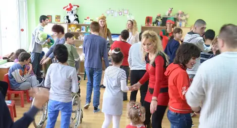 Децата от център &bdquo;Мечо Пух&ldquo; празнуваха заедно с рокери от трите клуба.  			          Снимка: Бисер ТОДОРОВ